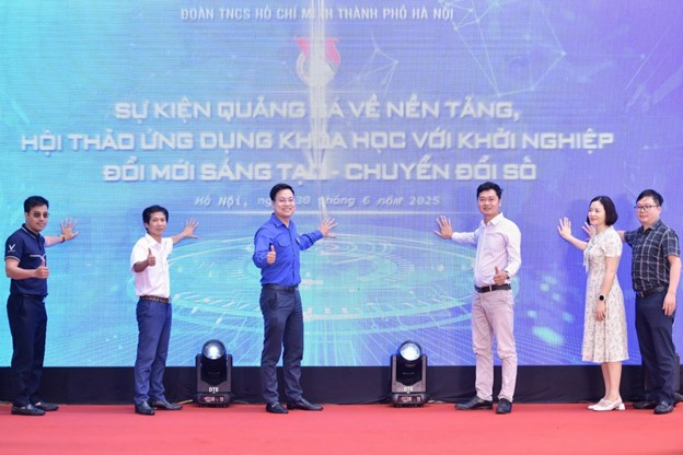 Các vị đại biểu thực hiện nghi thức khai mạc sự kiện 