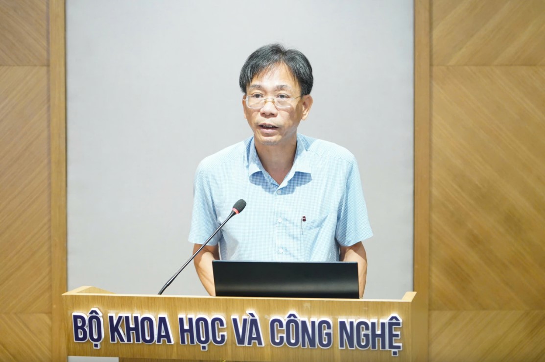 Ông Hồ Hồng Hải, Phó Vụ trưởng Vụ Pháp chế, Bộ KH&CN trao đổi, trả lời các câu hỏi của phóng viên tại buổi họp báo. Nguồn: MST